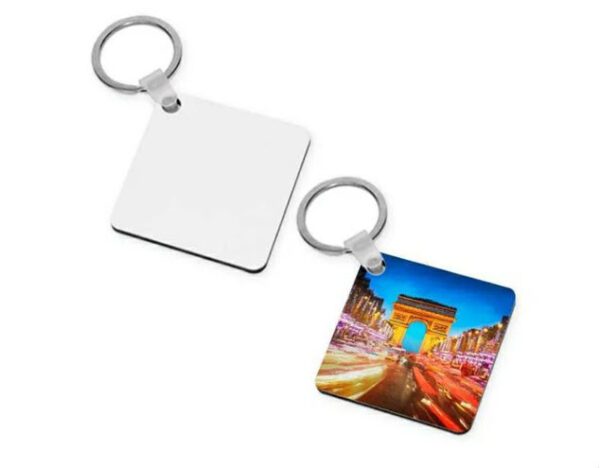 a square metal keychain with an image of the arc de trioe
